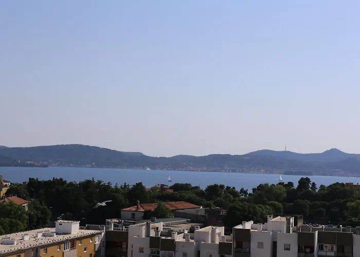 Ambassador 아파트